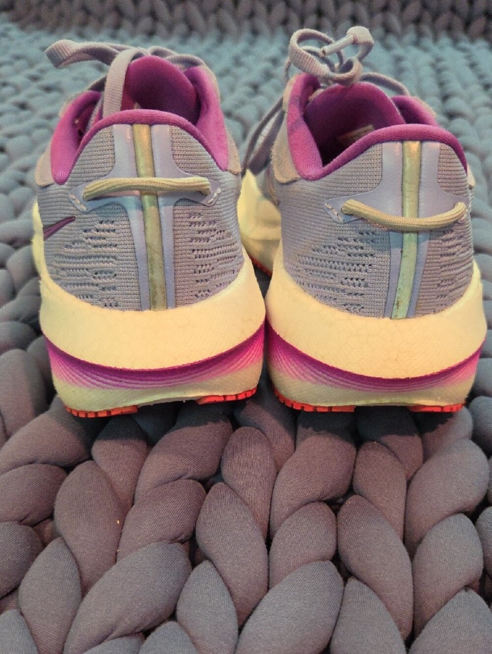 Saucony Triumph Women's Lavender Running Sneakers with Pink Accents - Picture 3 of 5